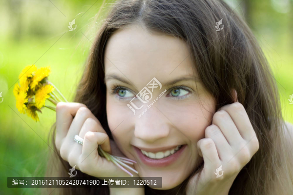 年輕漂亮的青少年與蒲公英花束
