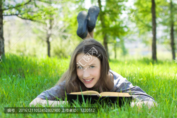 青年學生在公園讀書