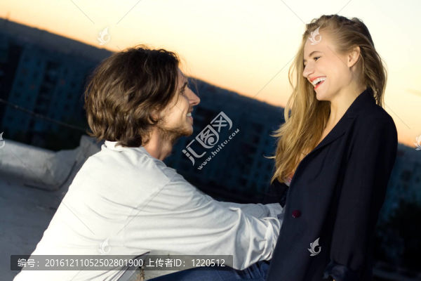 年輕女人和男人開心的微笑