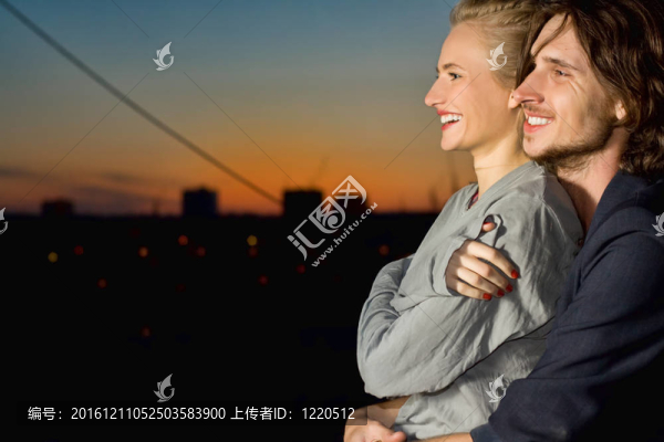 年輕女人和男人開心的微笑