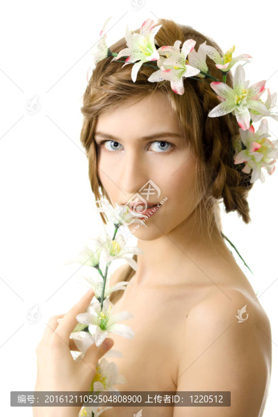 年輕女子微笑孤立的花環(huán)