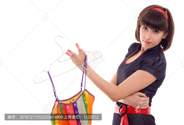 美女拿衣架與衣架隔離