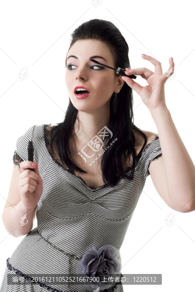 漂亮的年輕女人的海報涂睫毛膏使用睫毛刷隔離