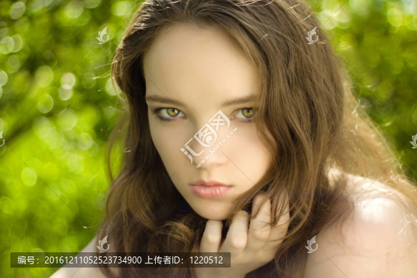 美麗的黑發(fā)少女室外人像