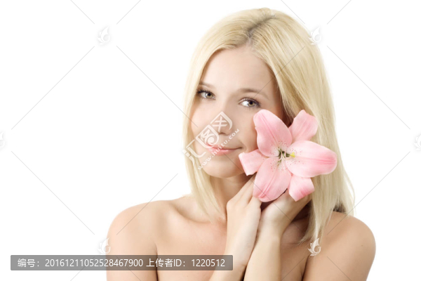 美麗的女人與粉紅百合的微笑孤立在白色背景