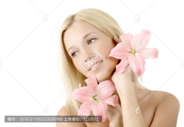美麗的女人與白色的百合花微笑隔離在白色