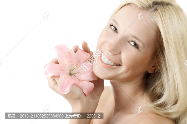 美麗的女人與白色的百合花微笑隔離在白色