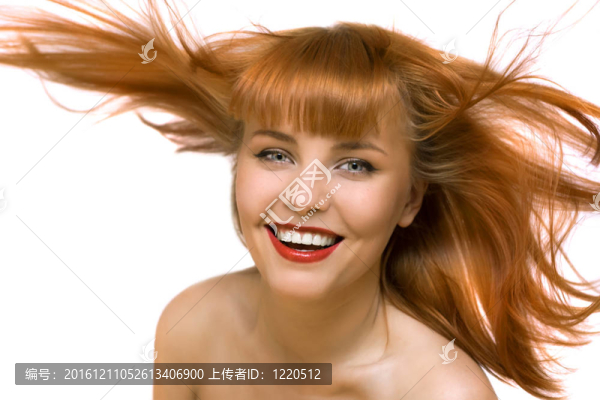 年輕美麗的快樂女人微笑孤立