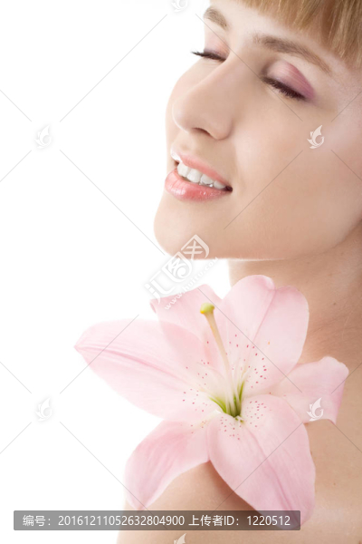 美麗的女人與白色的粉紅色百合隔離