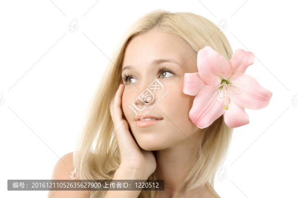 美麗的年輕金發(fā)女子與百合花隔離