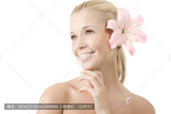 美麗的年輕金發(fā)女子與百合花微笑孤立