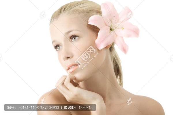 美麗的年輕金發(fā)女子與百合花。白色背景孤立
