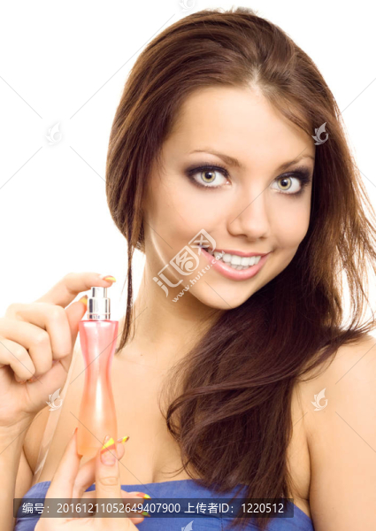 美麗的年輕女子與瓶香水孤立在白色