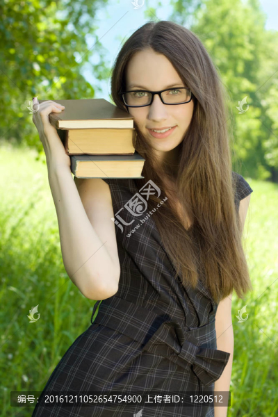 快樂的年輕女孩在公園里看書