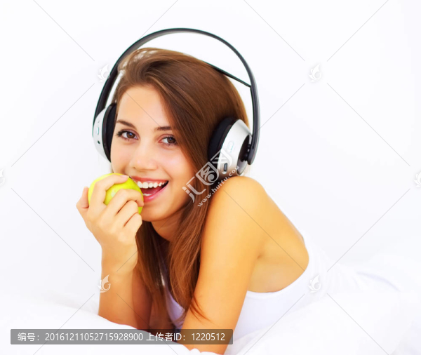 微笑女孩用耳機聽音樂