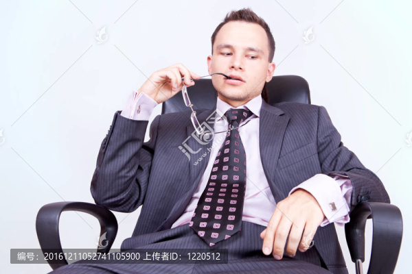 年輕的商人戴著一副現(xiàn)代眼鏡
