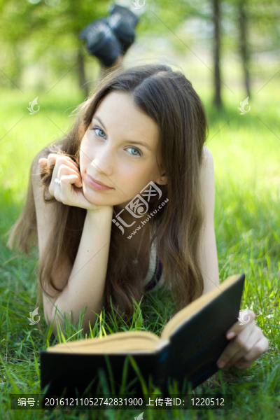 青年學生在草地上看書