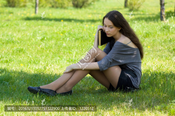 帶草地書的青年學(xué)生