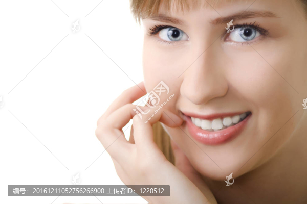 年輕女子微笑孤立