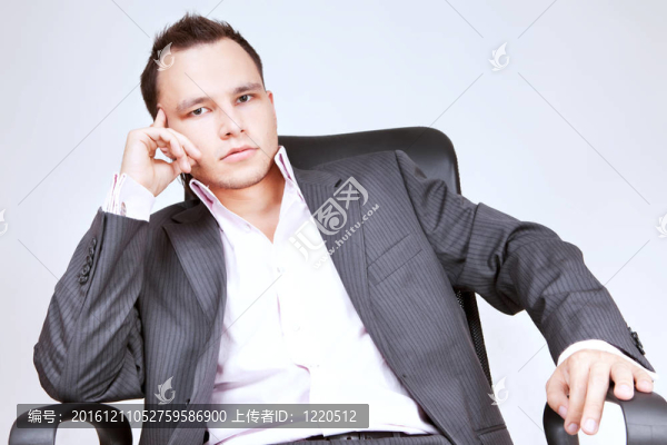 商業(yè)男性模特肖像。年輕商人坐在椅子上思考。