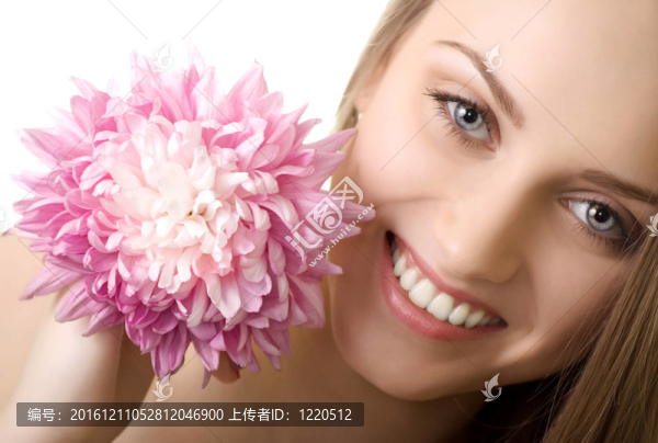 美麗的微笑女人與花隔離
