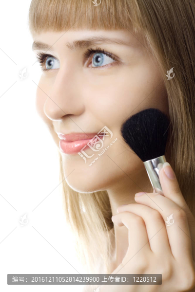 漂亮的年輕女子將腮紅的肖像