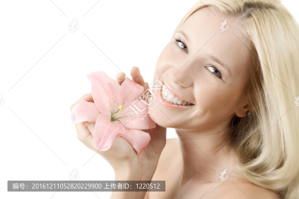 美麗的金發(fā)碧眼的女人微笑與白色百合花孤立