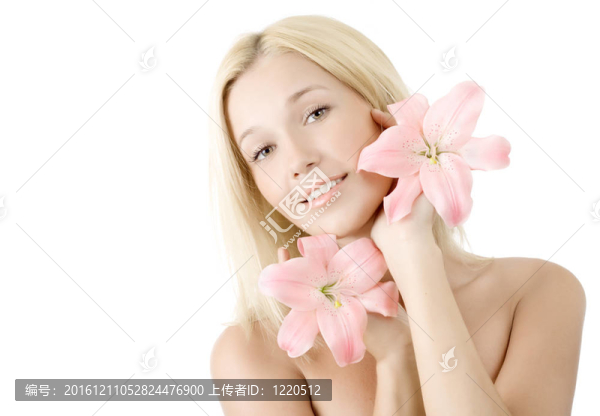 美麗的女人與兩個(gè)粉紅色百合花的微笑孤立在白色