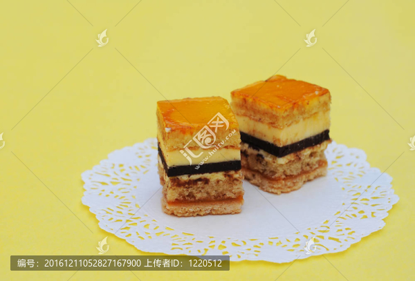 精美水果蛋糕；花邊紙；黃色背景；淺自由度