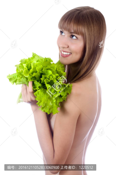 漂亮的微笑女孩與新鮮生菜隔離