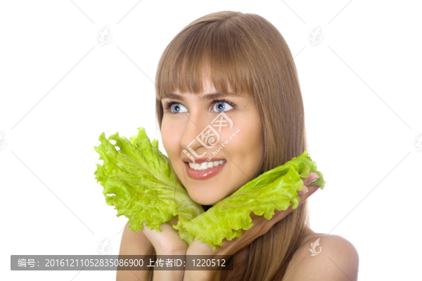 美麗的年輕女子與萵苣葉隔離