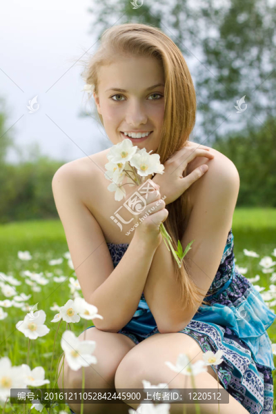 美麗的姑娘在森林與雪花蓮的花束