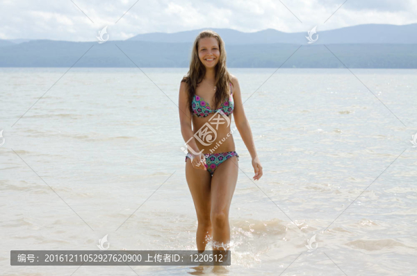 金發(fā)女孩走出沖浪