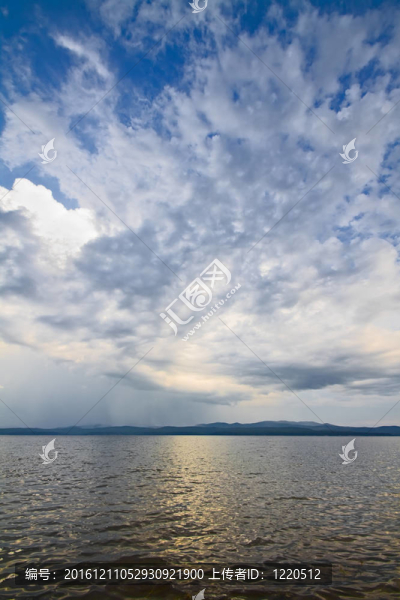 戲劇性的陰天和天空背景垂直