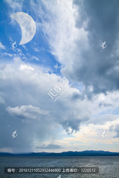 美妙的海景和天空中的月亮