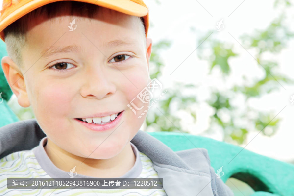 露齒微笑的男孩在戶外