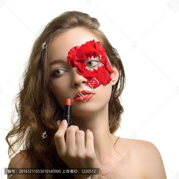 玫瑰花紅色口紅中的年輕女性肖像