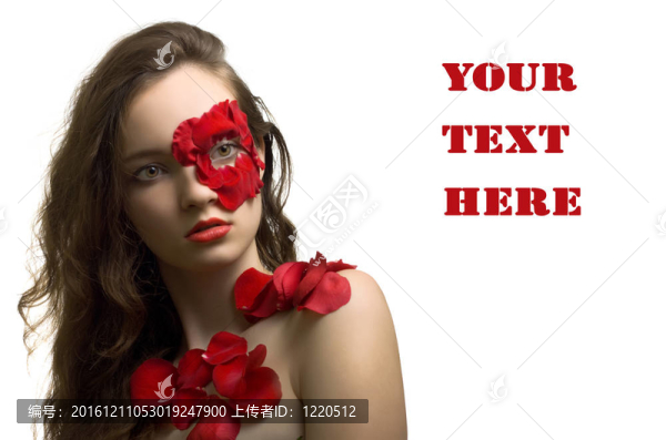 玫瑰花瓣中的年輕女人的感性畫像
