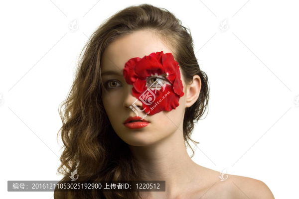玫瑰花瓣中的年輕女人的感性畫像