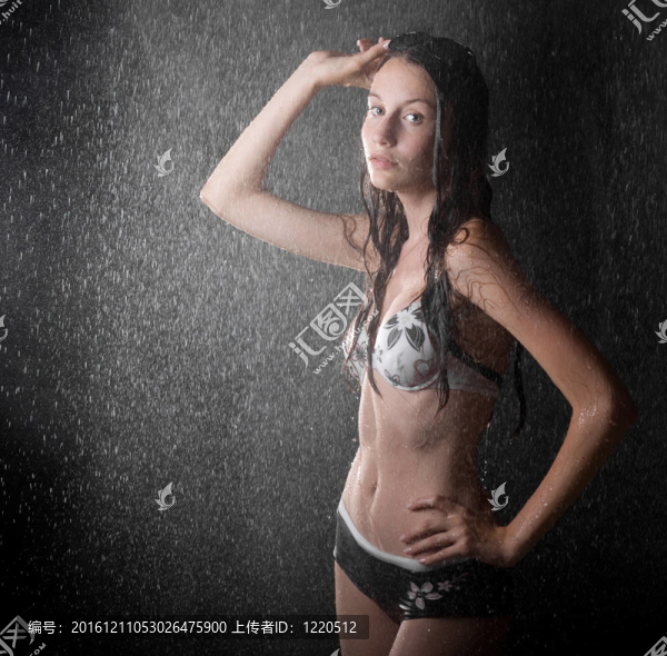 苗條少女在水工作室