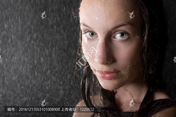 在水工作室的女孩特寫肖像