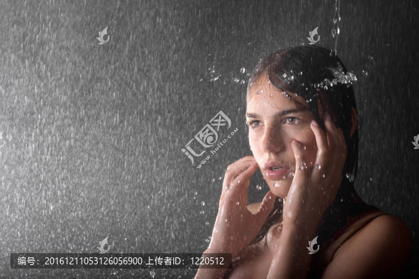 水落在漂亮少女頭上