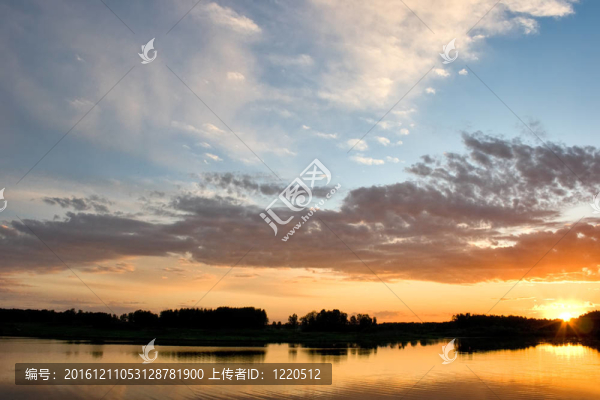 美麗的風(fēng)景與森林和湖泊日落