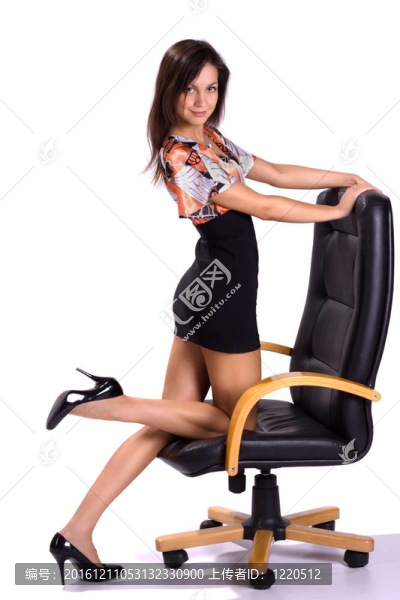 美麗性感的黑發(fā)在扶手椅中分離