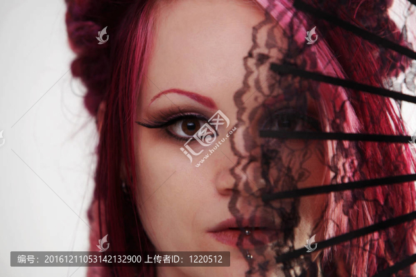 用長(zhǎng)發(fā)綹頭發(fā)的女人肖像