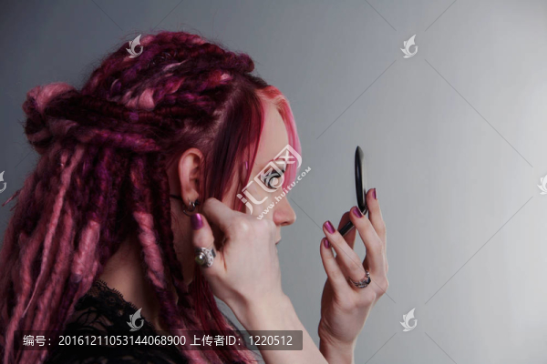 用長(zhǎng)發(fā)綹頭發(fā)的女人肖像
