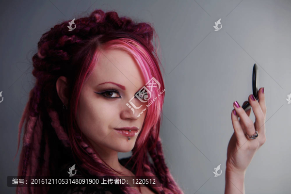 用長(zhǎng)發(fā)綹頭發(fā)的女人肖像