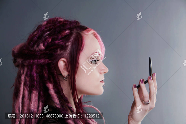 用長發(fā)綹頭發(fā)的女人肖像
