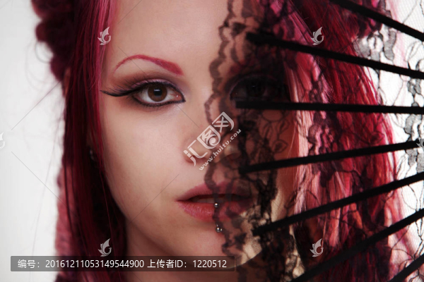 用長發(fā)綹頭發(fā)的女人肖像