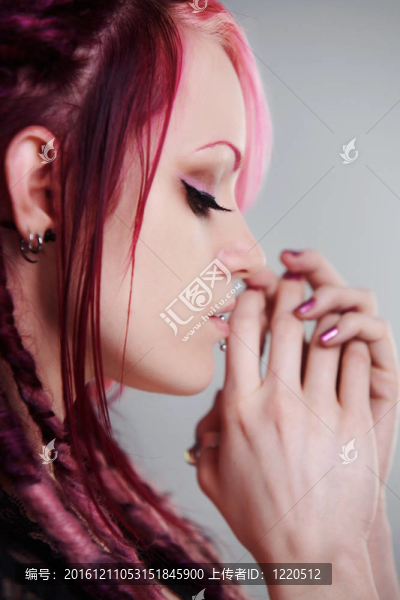 用長發(fā)綹頭發(fā)的女人肖像